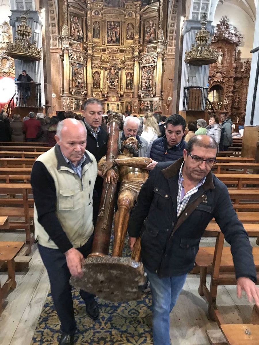 Una tradición que se remonta al año 1882 y que consiste en mojar con vino rancio las llagas y heridas de las tallas | Una vez realizado el ritual los asistentes al acto beben este vino que según las cofradías organizadoras «da salud y mejora la calidad de vida»