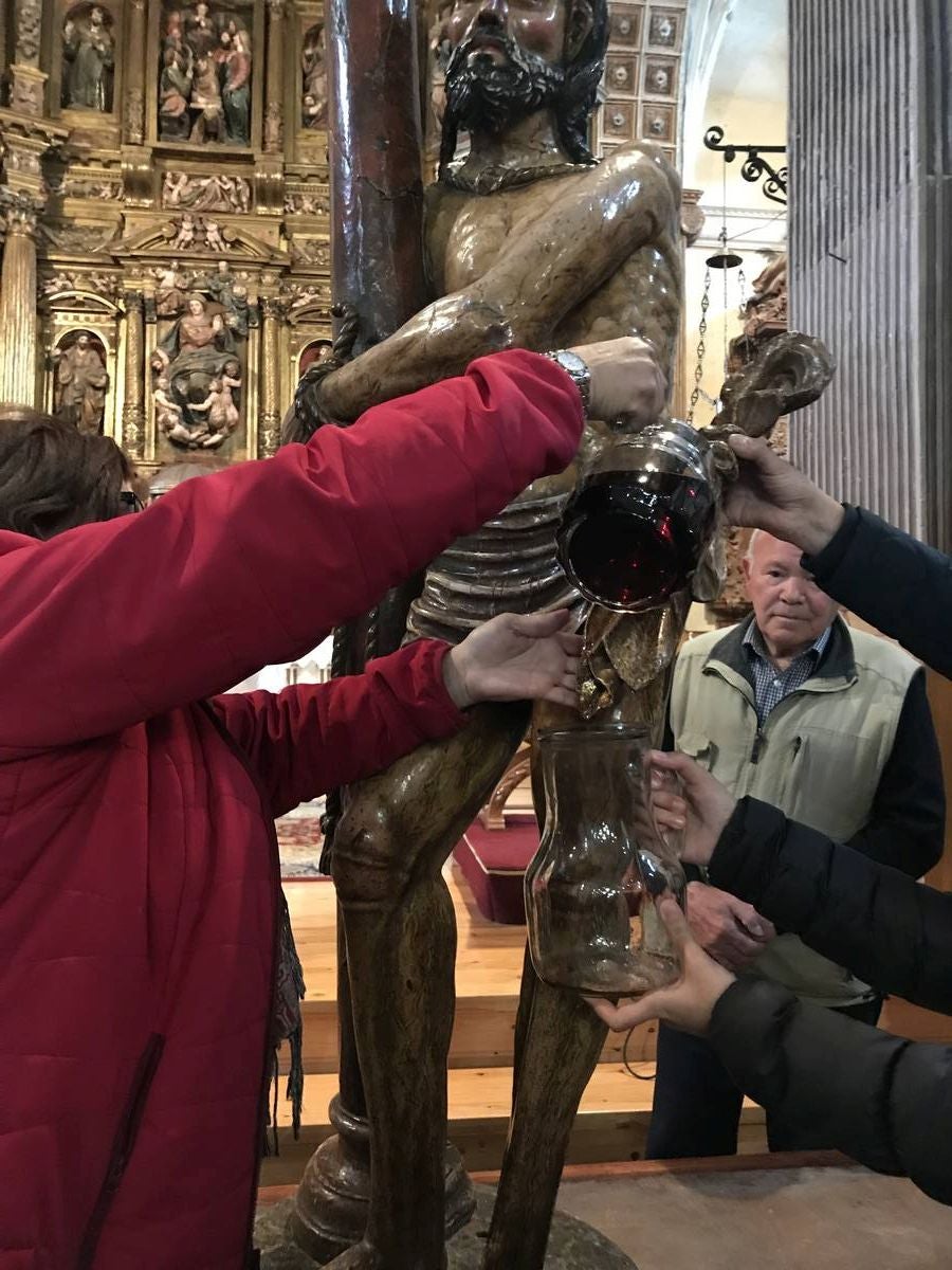 Una tradición que se remonta al año 1882 y que consiste en mojar con vino rancio las llagas y heridas de las tallas | Una vez realizado el ritual los asistentes al acto beben este vino que según las cofradías organizadoras «da salud y mejora la calidad de vida»