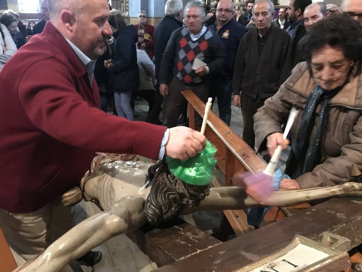 Una tradición que se remonta al año 1882 y que consiste en mojar con vino rancio las llagas y heridas de las tallas | Una vez realizado el ritual los asistentes al acto beben este vino que según las cofradías organizadoras «da salud y mejora la calidad de vida»