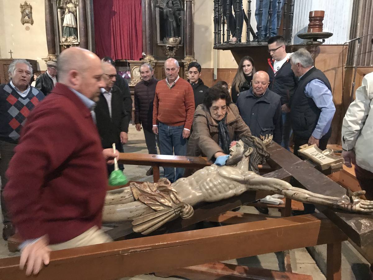 Una tradición que se remonta al año 1882 y que consiste en mojar con vino rancio las llagas y heridas de las tallas | Una vez realizado el ritual los asistentes al acto beben este vino que según las cofradías organizadoras «da salud y mejora la calidad de vida»