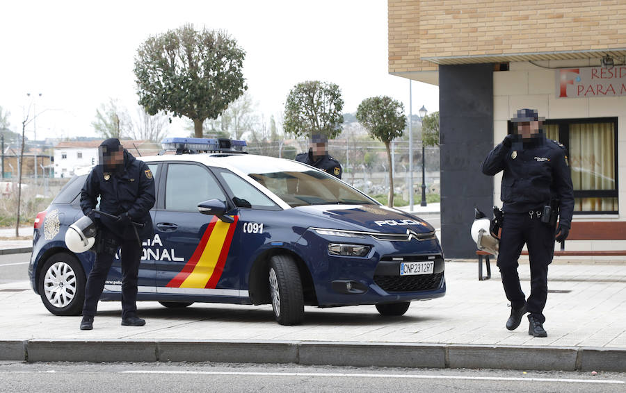 Fotos: Un matrimonio con dos bebés es desahuciado en Palencia