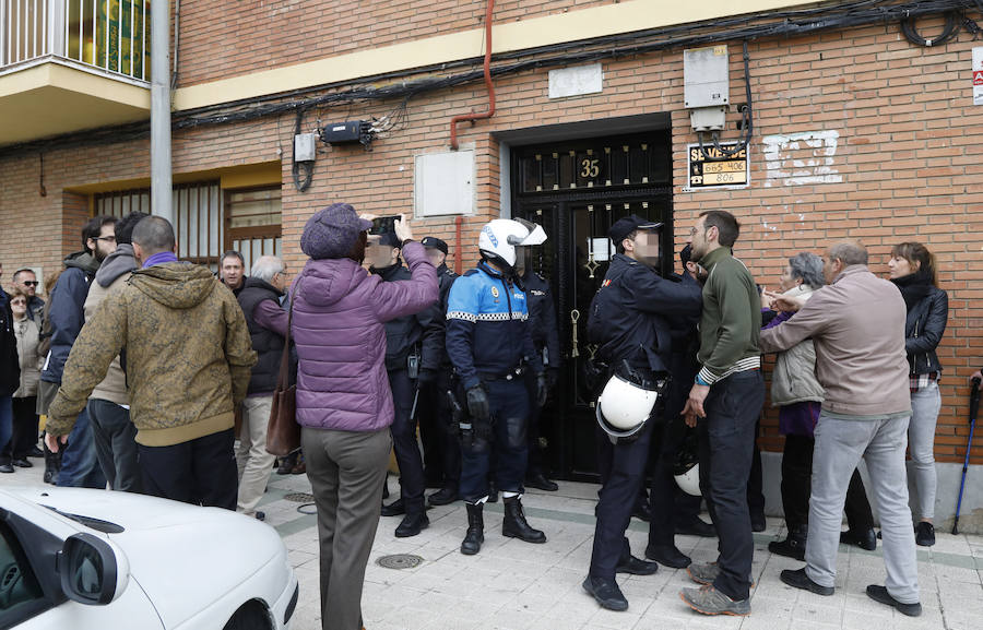 Fotos: Un matrimonio con dos bebés es desahuciado en Palencia