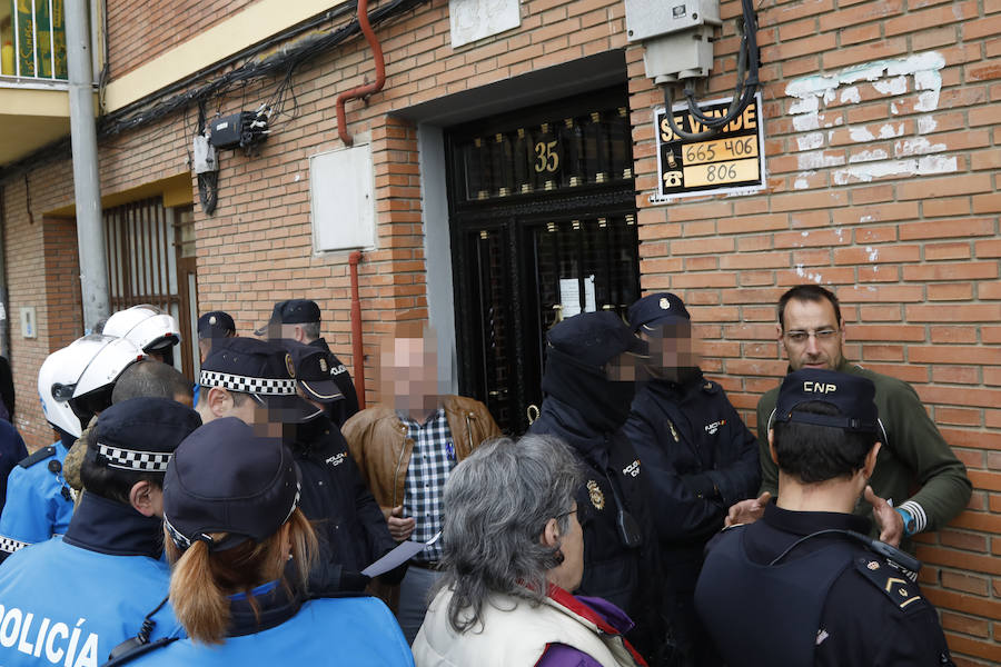 Fotos: Un matrimonio con dos bebés es desahuciado en Palencia