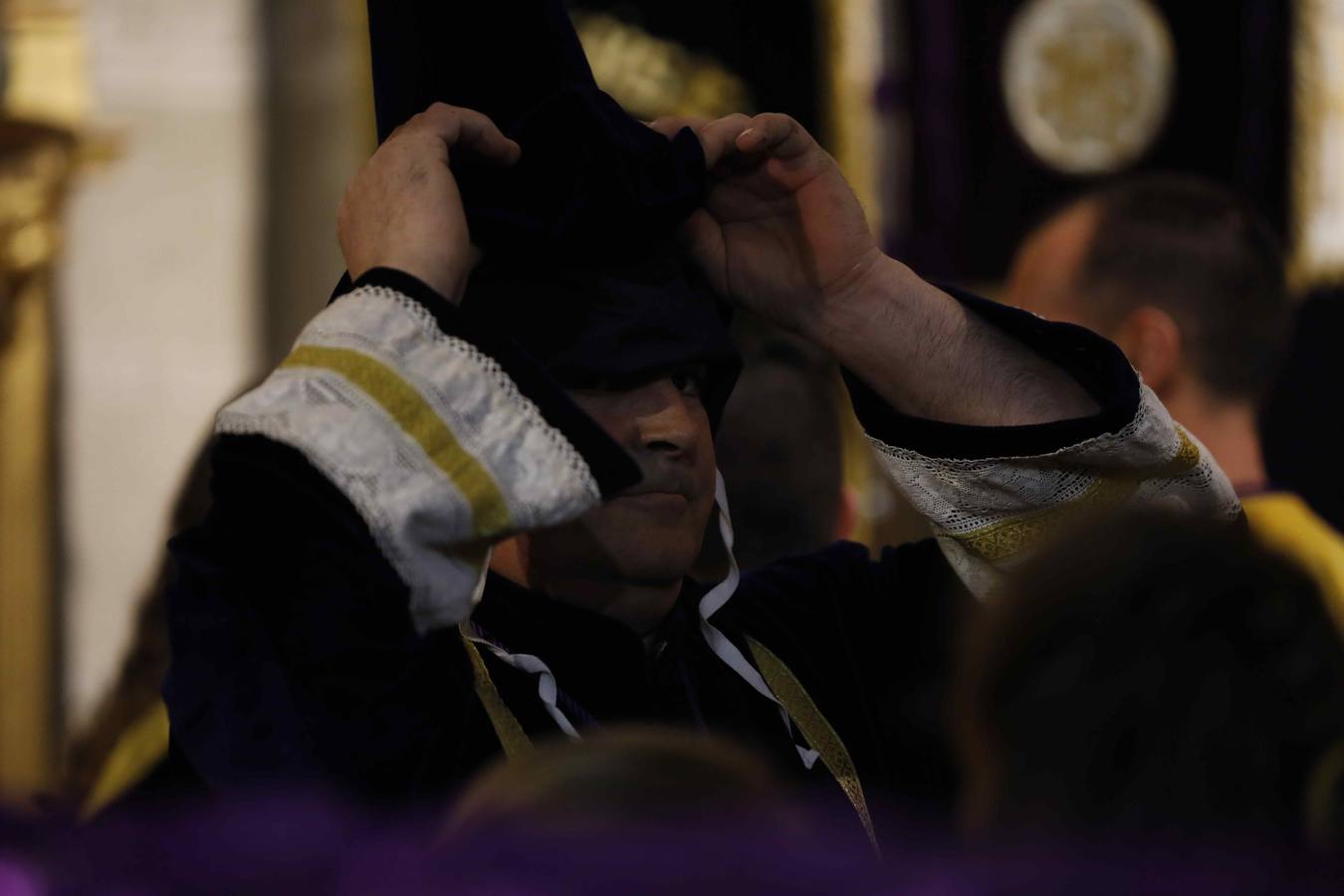 Las cofradías de La Pasión, con La Soledad, y la de Jesús Nazareno, realizaron un solemne desfile hasta la Plaza de España donde se vivió el cruce de miradas entre la Virgen y su hijo con la cruz a cuestas