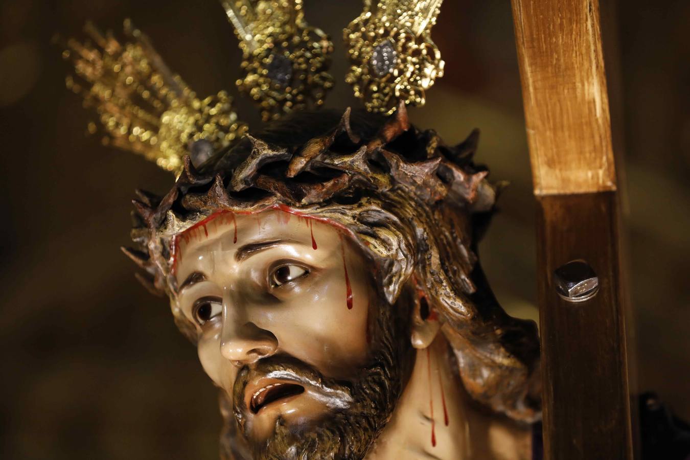 Las cofradías de La Pasión, con La Soledad, y la de Jesús Nazareno, realizaron un solemne desfile hasta la Plaza de España donde se vivió el cruce de miradas entre la Virgen y su hijo con la cruz a cuestas