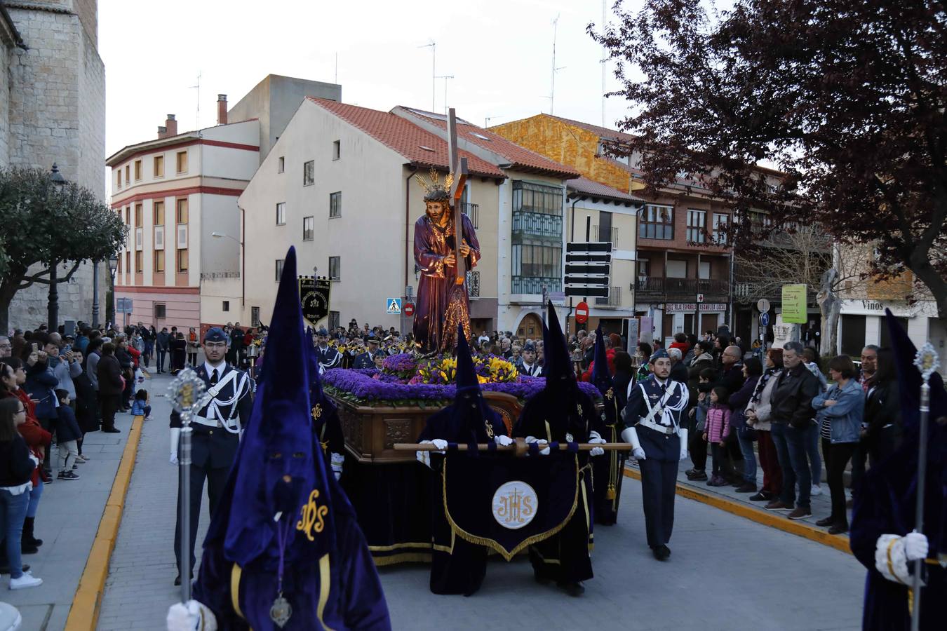 Las cofradías de La Pasión, con La Soledad, y la de Jesús Nazareno, realizaron un solemne desfile hasta la Plaza de España donde se vivió el cruce de miradas entre la Virgen y su hijo con la cruz a cuestas