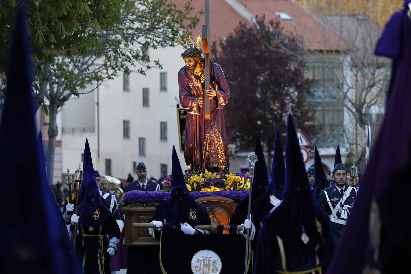 Las cofradías de La Pasión, con La Soledad, y la de Jesús Nazareno, realizaron un solemne desfile hasta la Plaza de España donde se vivió el cruce de miradas entre la Virgen y su hijo con la cruz a cuestas