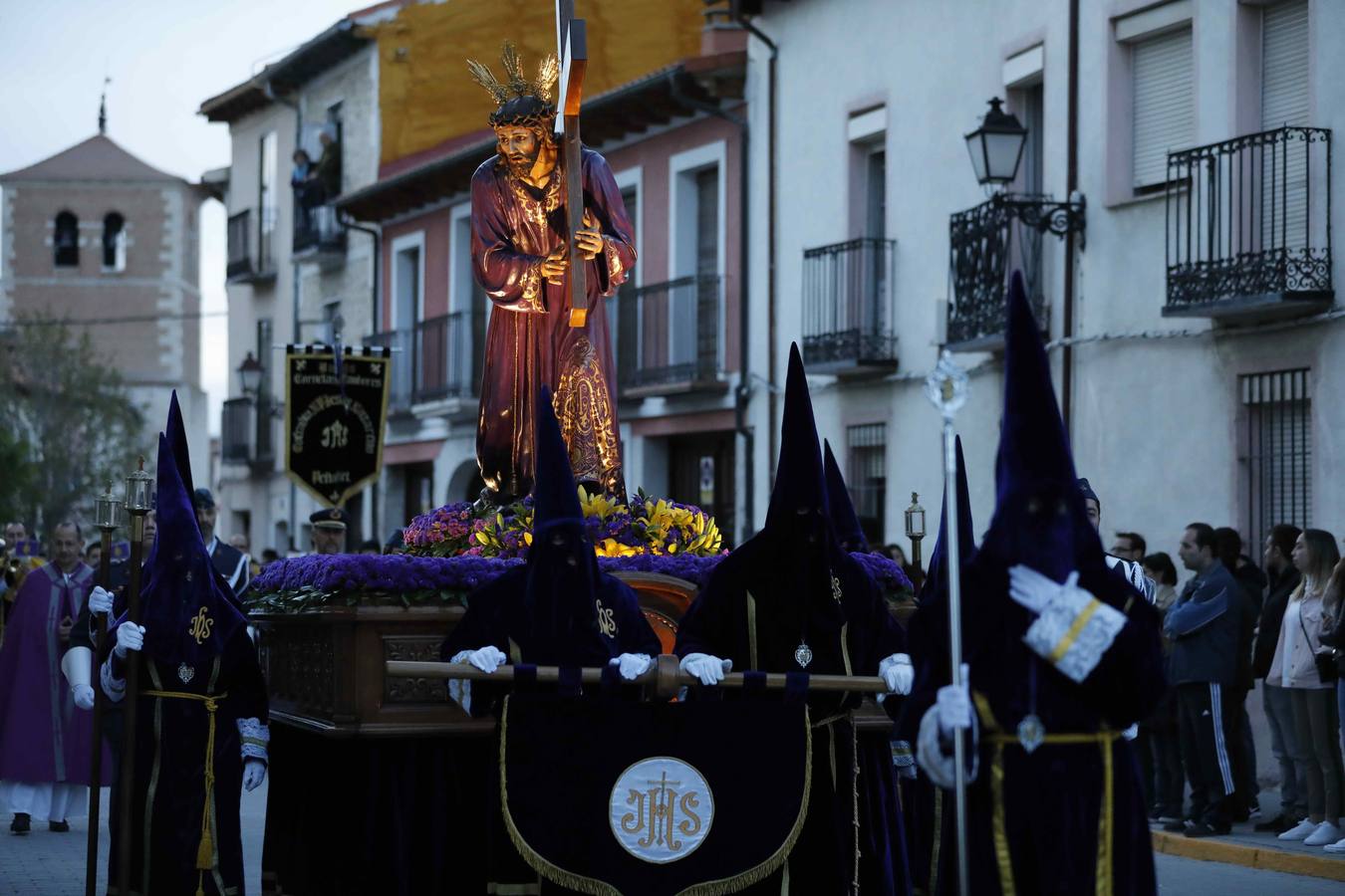 Las cofradías de La Pasión, con La Soledad, y la de Jesús Nazareno, realizaron un solemne desfile hasta la Plaza de España donde se vivió el cruce de miradas entre la Virgen y su hijo con la cruz a cuestas