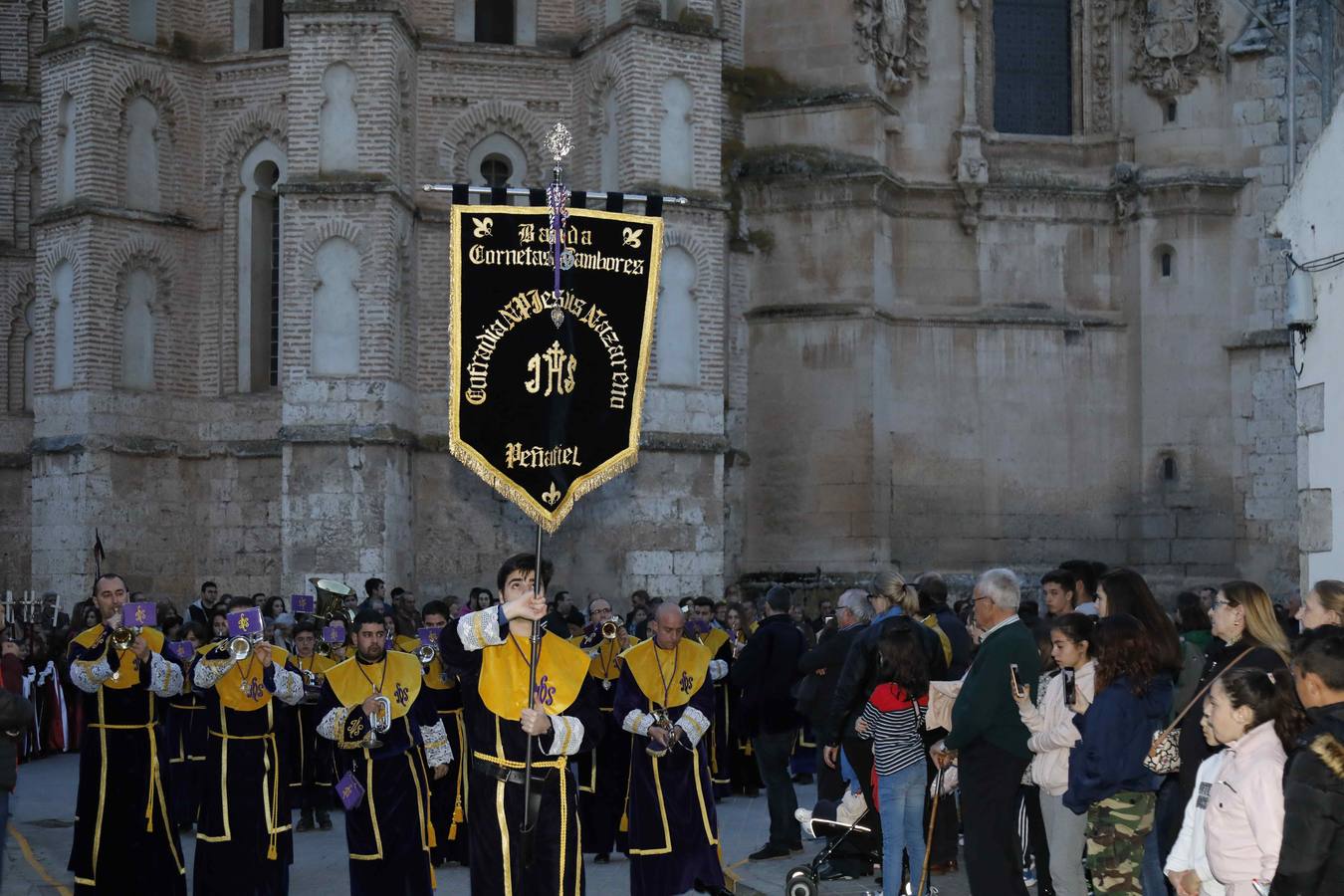 Las cofradías de La Pasión, con La Soledad, y la de Jesús Nazareno, realizaron un solemne desfile hasta la Plaza de España donde se vivió el cruce de miradas entre la Virgen y su hijo con la cruz a cuestas