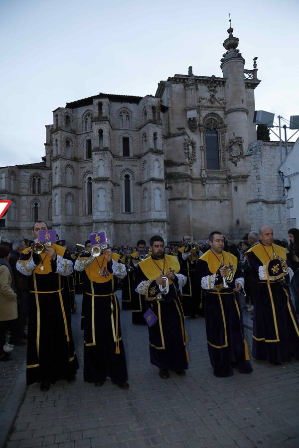Las cofradías de La Pasión, con La Soledad, y la de Jesús Nazareno, realizaron un solemne desfile hasta la Plaza de España donde se vivió el cruce de miradas entre la Virgen y su hijo con la cruz a cuestas