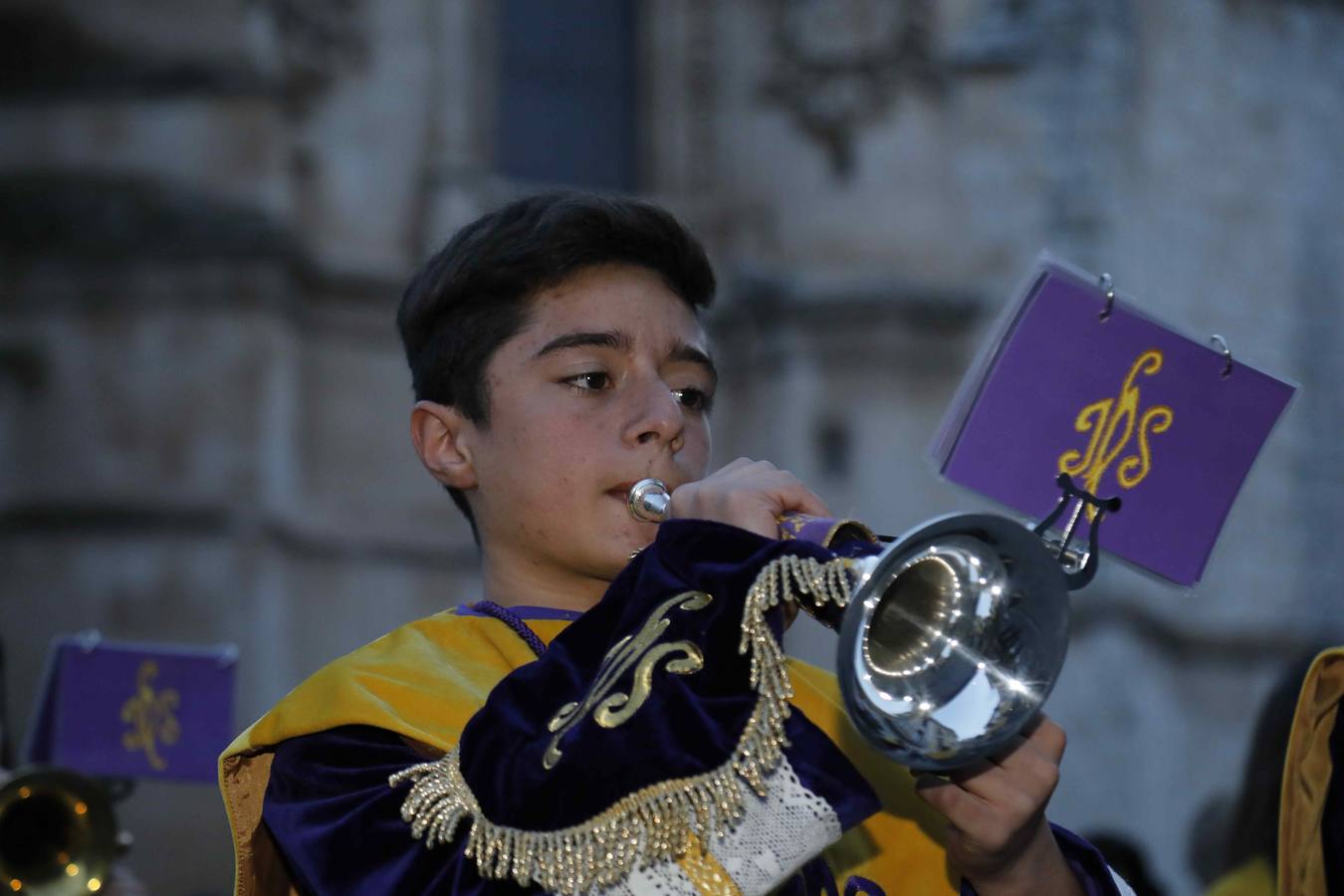 Las cofradías de La Pasión, con La Soledad, y la de Jesús Nazareno, realizaron un solemne desfile hasta la Plaza de España donde se vivió el cruce de miradas entre la Virgen y su hijo con la cruz a cuestas