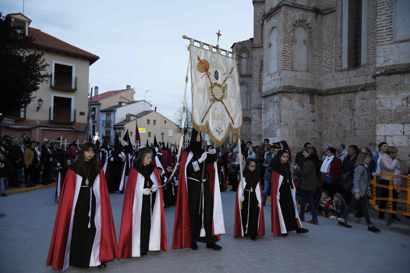 Las cofradías de La Pasión, con La Soledad, y la de Jesús Nazareno, realizaron un solemne desfile hasta la Plaza de España donde se vivió el cruce de miradas entre la Virgen y su hijo con la cruz a cuestas