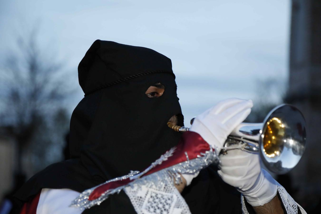 Las cofradías de La Pasión, con La Soledad, y la de Jesús Nazareno, realizaron un solemne desfile hasta la Plaza de España donde se vivió el cruce de miradas entre la Virgen y su hijo con la cruz a cuestas