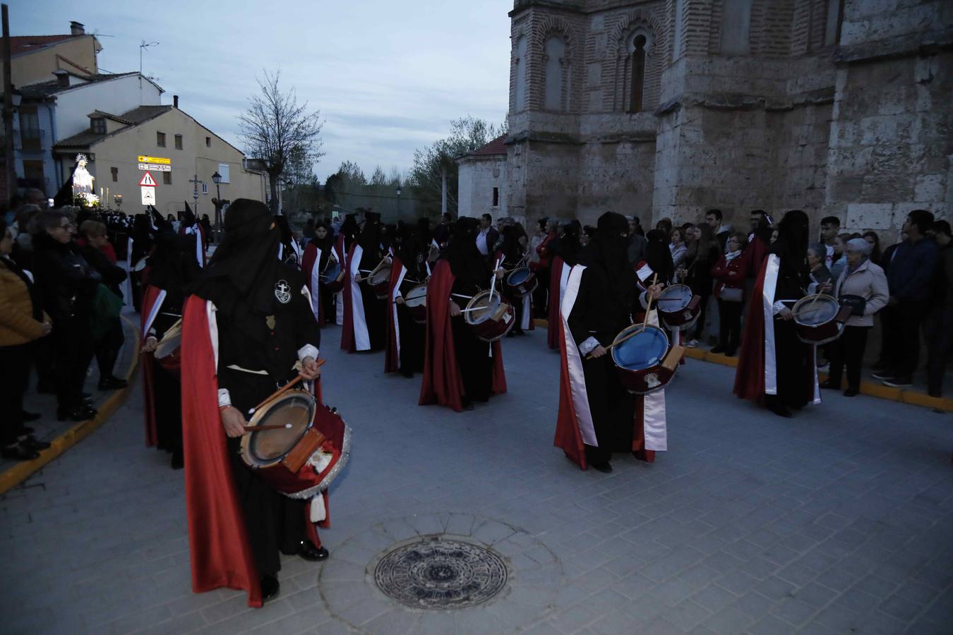 Las cofradías de La Pasión, con La Soledad, y la de Jesús Nazareno, realizaron un solemne desfile hasta la Plaza de España donde se vivió el cruce de miradas entre la Virgen y su hijo con la cruz a cuestas