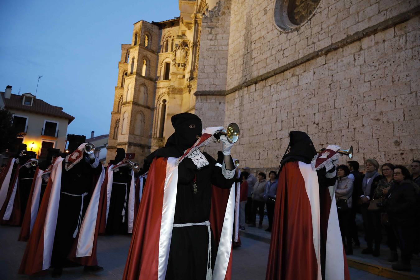 Las cofradías de La Pasión, con La Soledad, y la de Jesús Nazareno, realizaron un solemne desfile hasta la Plaza de España donde se vivió el cruce de miradas entre la Virgen y su hijo con la cruz a cuestas