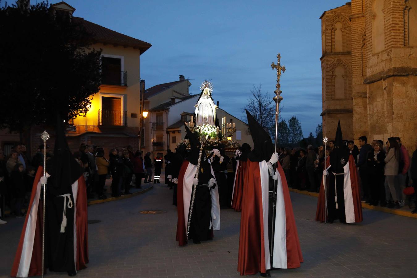 Las cofradías de La Pasión, con La Soledad, y la de Jesús Nazareno, realizaron un solemne desfile hasta la Plaza de España donde se vivió el cruce de miradas entre la Virgen y su hijo con la cruz a cuestas