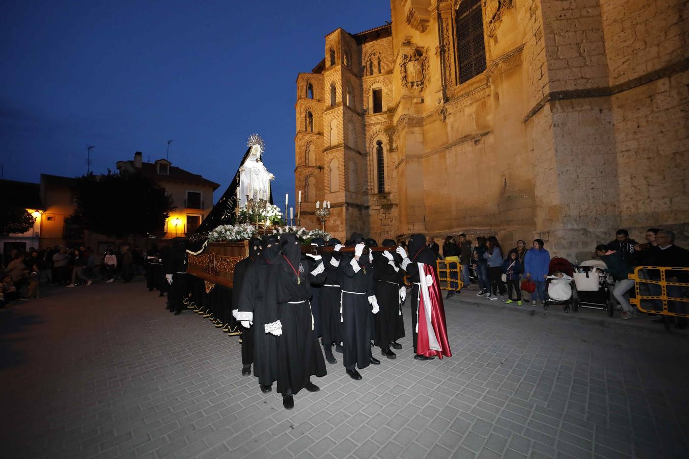 Las cofradías de La Pasión, con La Soledad, y la de Jesús Nazareno, realizaron un solemne desfile hasta la Plaza de España donde se vivió el cruce de miradas entre la Virgen y su hijo con la cruz a cuestas