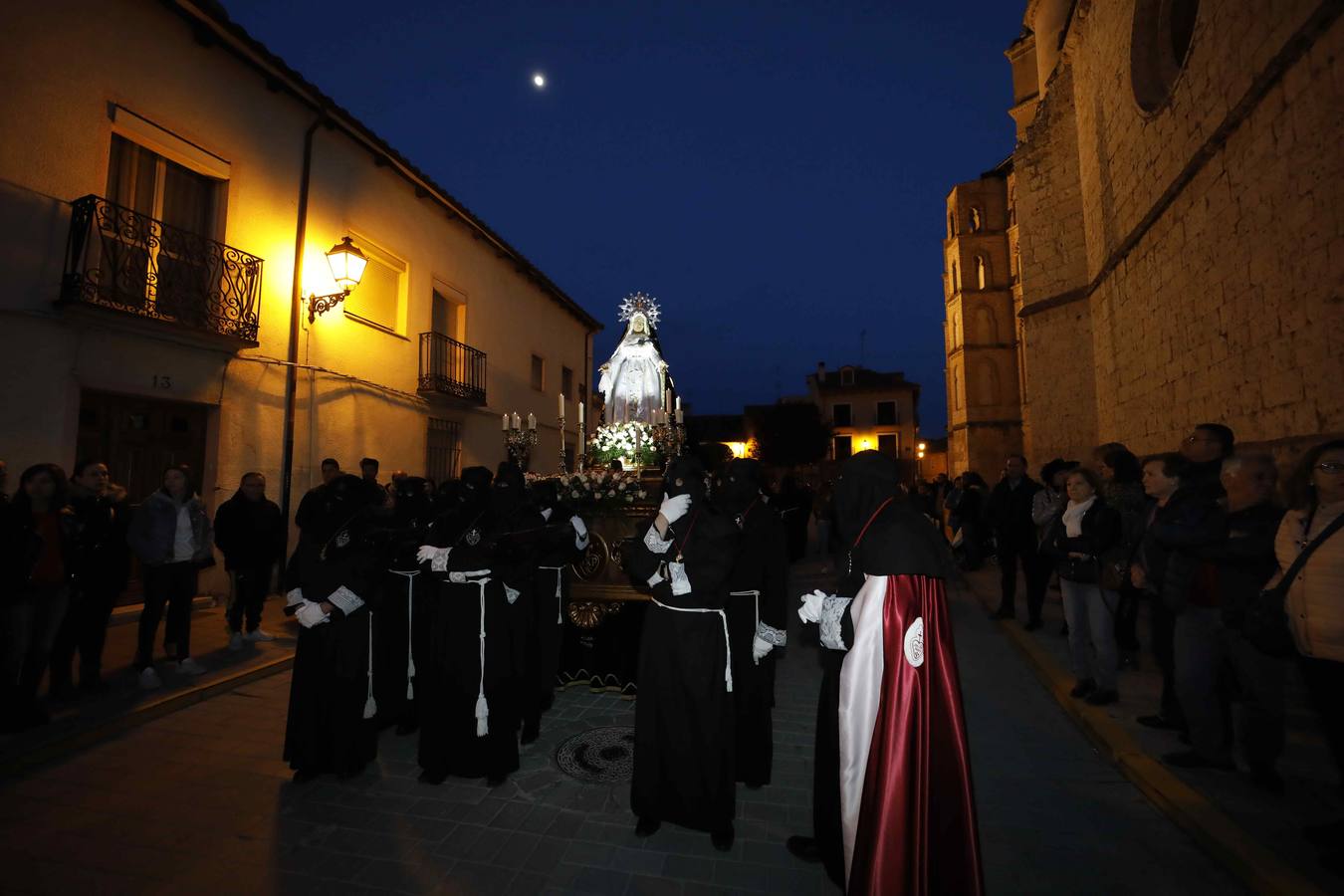 Las cofradías de La Pasión, con La Soledad, y la de Jesús Nazareno, realizaron un solemne desfile hasta la Plaza de España donde se vivió el cruce de miradas entre la Virgen y su hijo con la cruz a cuestas