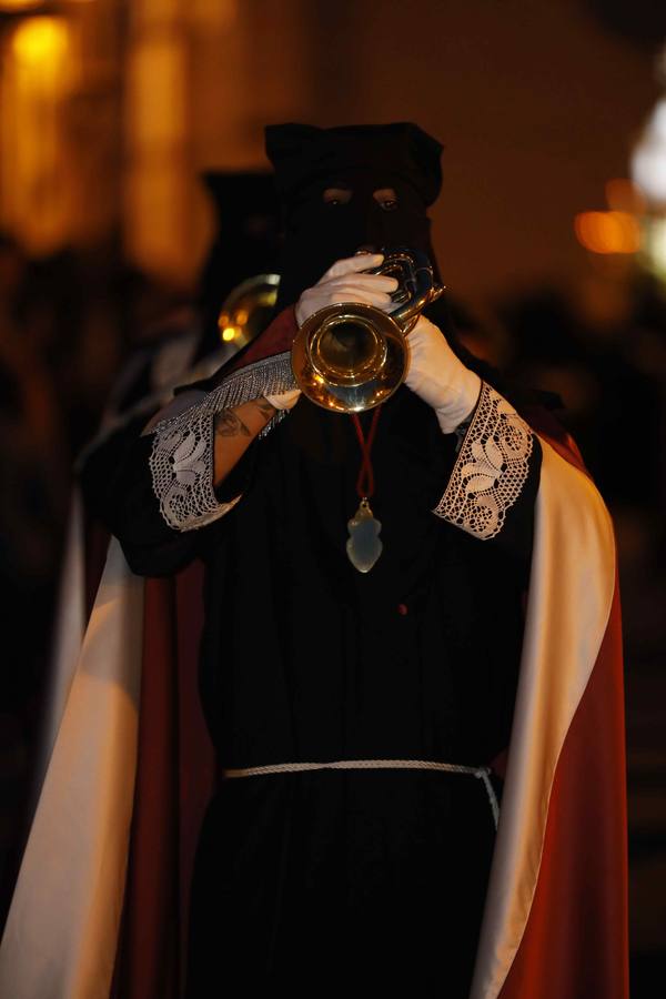 Las cofradías de La Pasión, con La Soledad, y la de Jesús Nazareno, realizaron un solemne desfile hasta la Plaza de España donde se vivió el cruce de miradas entre la Virgen y su hijo con la cruz a cuestas