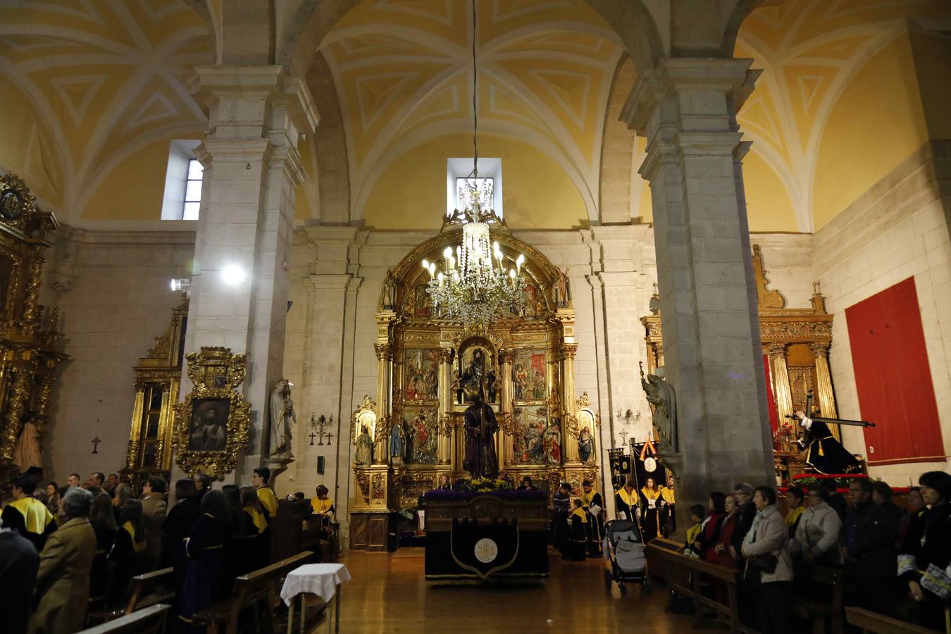 Las cofradías de La Pasión, con La Soledad, y la de Jesús Nazareno, realizaron un solemne desfile hasta la Plaza de España donde se vivió el cruce de miradas entre la Virgen y su hijo con la cruz a cuestas