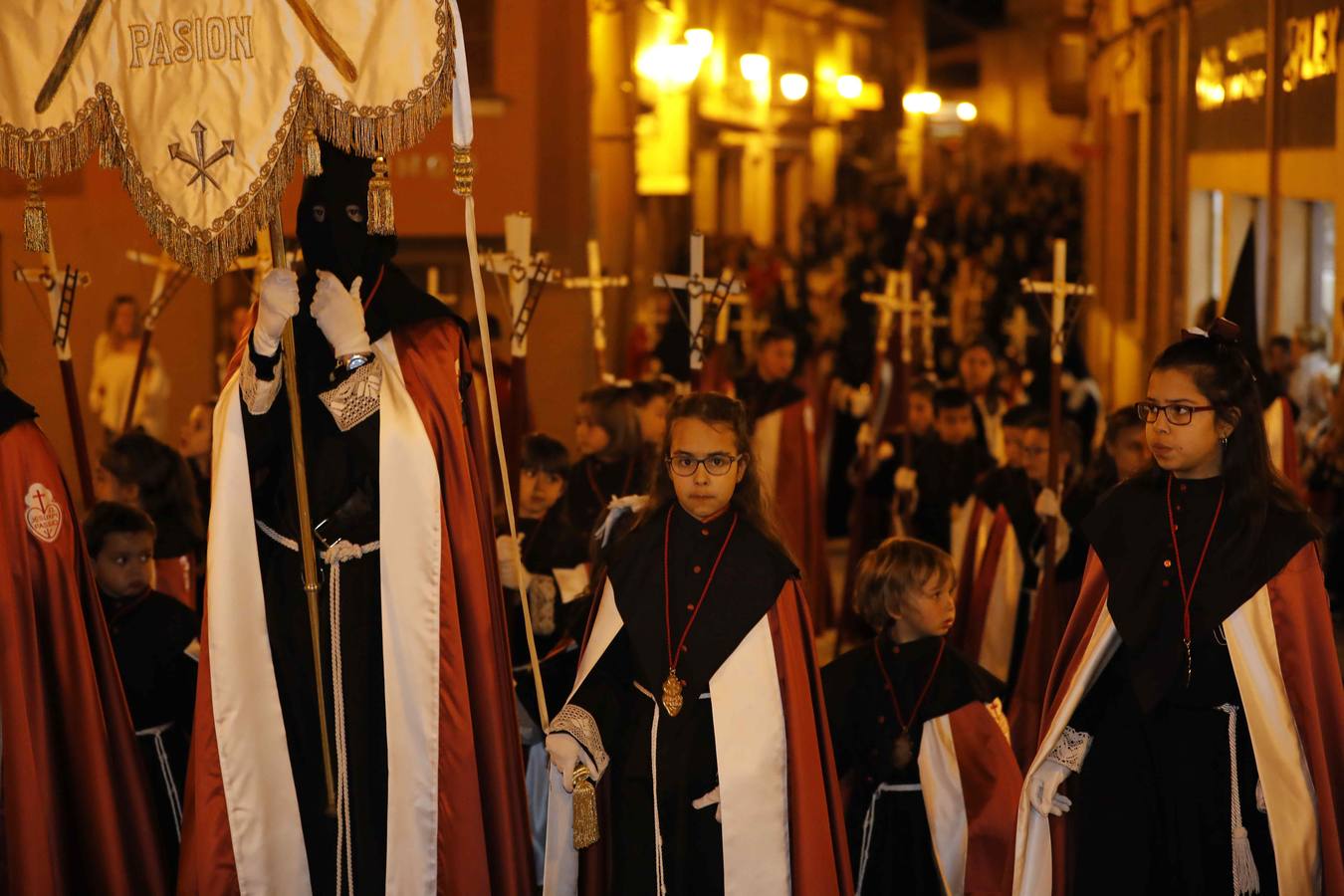 Las cofradías de La Pasión, con La Soledad, y la de Jesús Nazareno, realizaron un solemne desfile hasta la Plaza de España donde se vivió el cruce de miradas entre la Virgen y su hijo con la cruz a cuestas