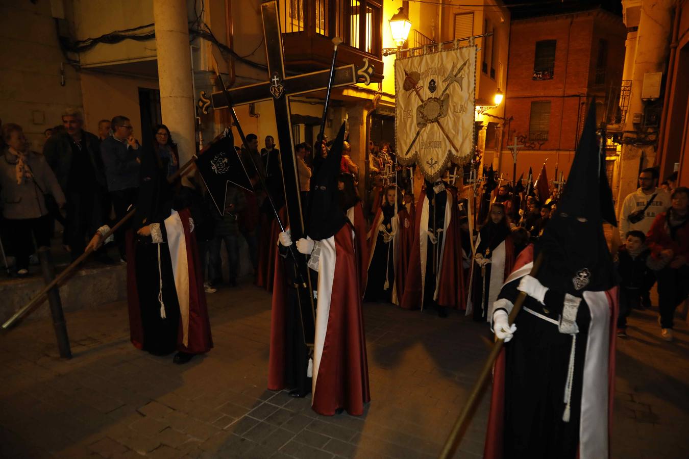 Las cofradías de La Pasión, con La Soledad, y la de Jesús Nazareno, realizaron un solemne desfile hasta la Plaza de España donde se vivió el cruce de miradas entre la Virgen y su hijo con la cruz a cuestas
