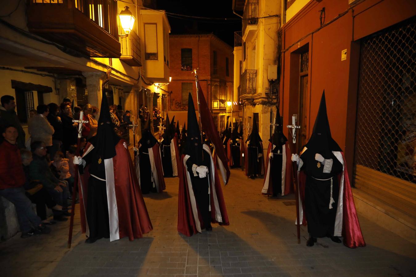 Las cofradías de La Pasión, con La Soledad, y la de Jesús Nazareno, realizaron un solemne desfile hasta la Plaza de España donde se vivió el cruce de miradas entre la Virgen y su hijo con la cruz a cuestas