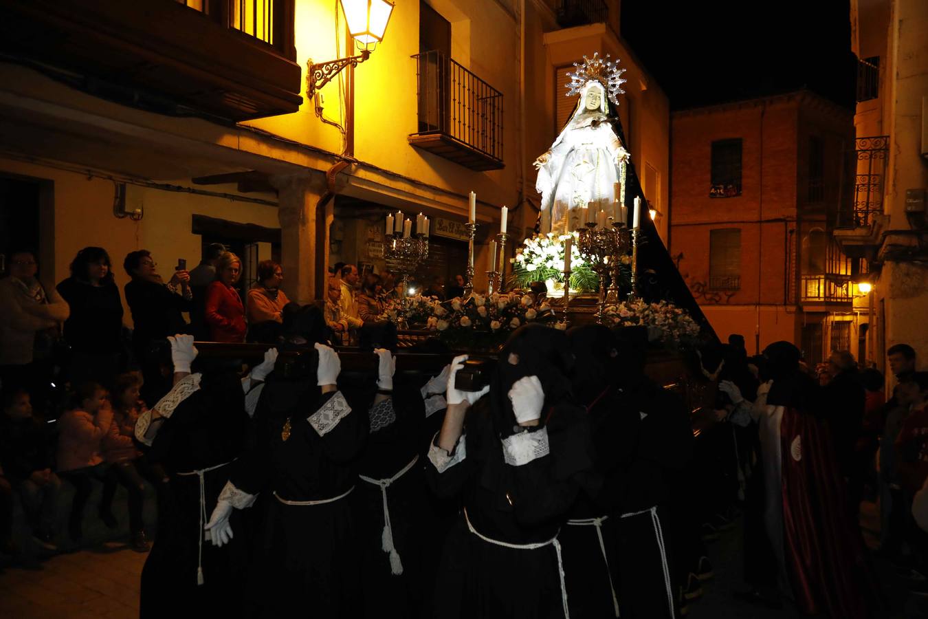 Las cofradías de La Pasión, con La Soledad, y la de Jesús Nazareno, realizaron un solemne desfile hasta la Plaza de España donde se vivió el cruce de miradas entre la Virgen y su hijo con la cruz a cuestas