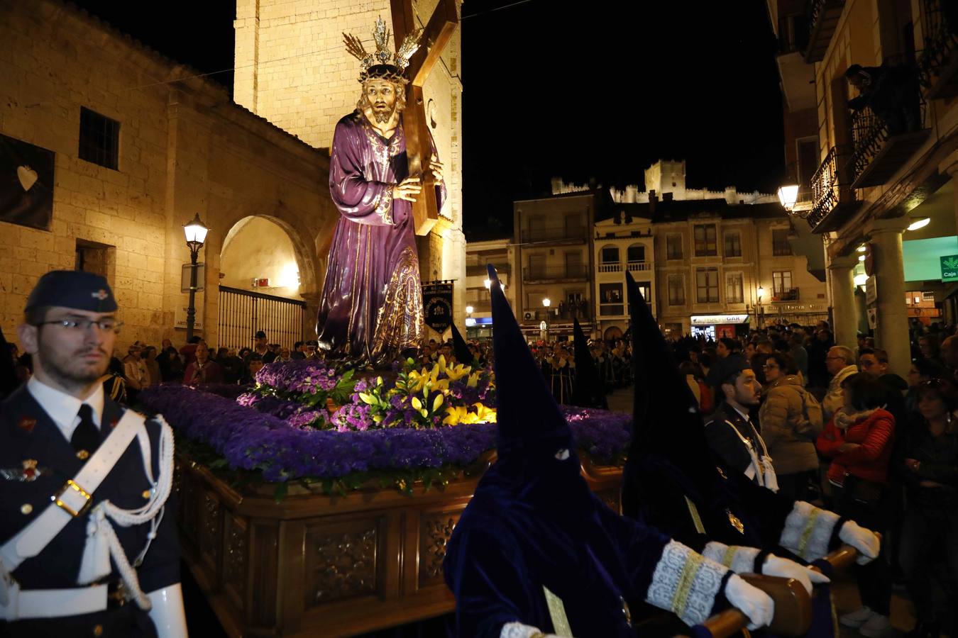 Las cofradías de La Pasión, con La Soledad, y la de Jesús Nazareno, realizaron un solemne desfile hasta la Plaza de España donde se vivió el cruce de miradas entre la Virgen y su hijo con la cruz a cuestas