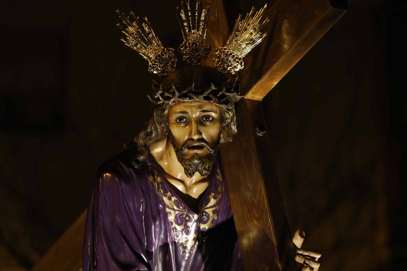 Las cofradías de La Pasión, con La Soledad, y la de Jesús Nazareno, realizaron un solemne desfile hasta la Plaza de España donde se vivió el cruce de miradas entre la Virgen y su hijo con la cruz a cuestas