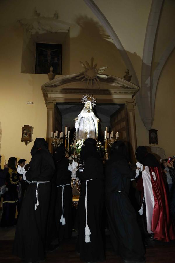 Las cofradías de La Pasión, con La Soledad, y la de Jesús Nazareno, realizaron un solemne desfile hasta la Plaza de España donde se vivió el cruce de miradas entre la Virgen y su hijo con la cruz a cuestas