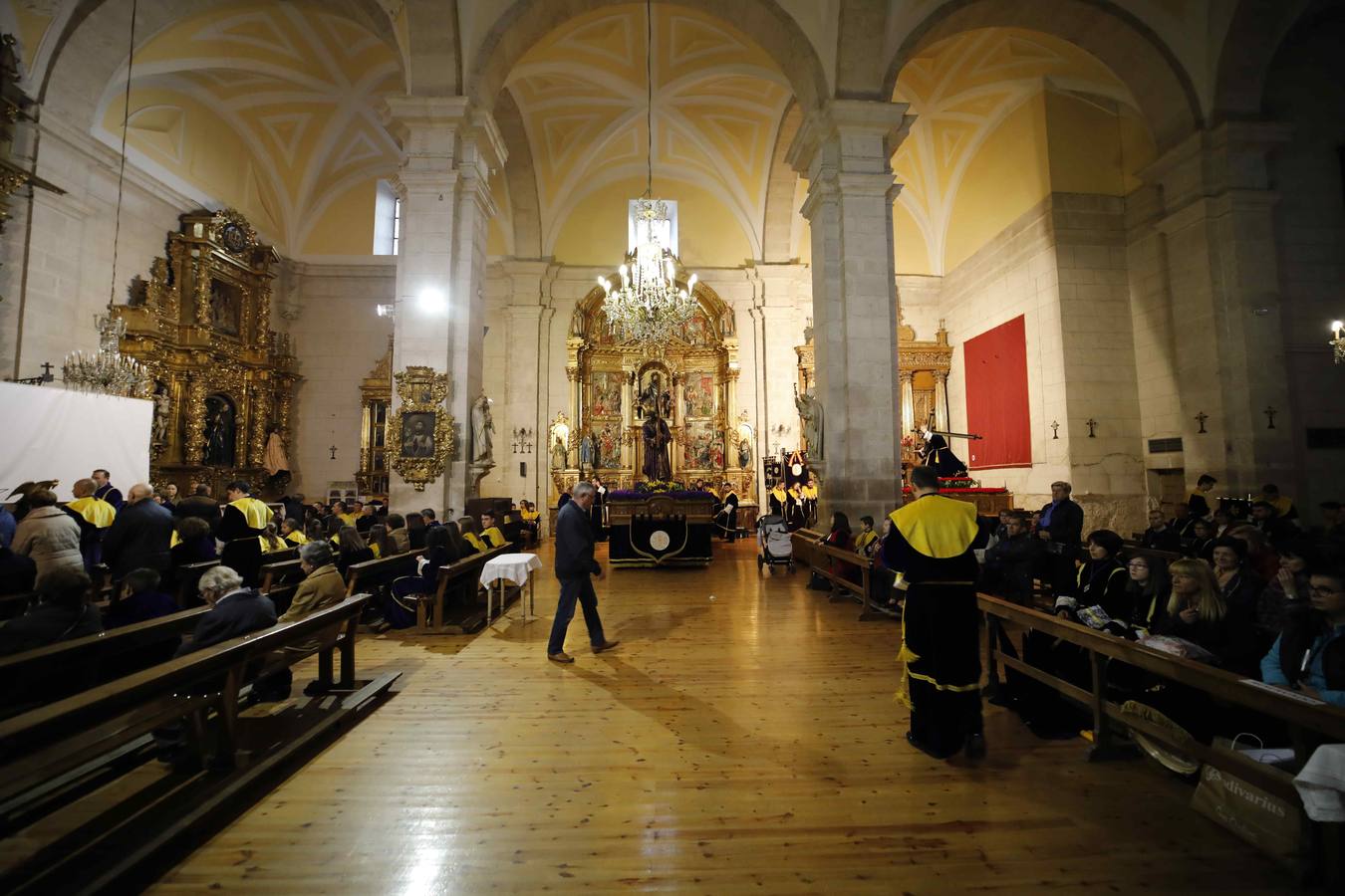 Las cofradías de La Pasión, con La Soledad, y la de Jesús Nazareno, realizaron un solemne desfile hasta la Plaza de España donde se vivió el cruce de miradas entre la Virgen y su hijo con la cruz a cuestas