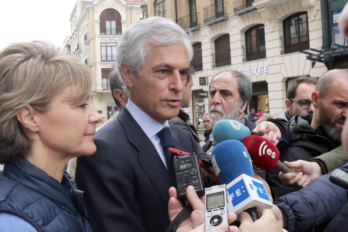 El 'número dos' del PP al Congreso por Madrid visitó hoy la caseta del Partido Popular de Valladolid en la céntrica calle Santiago
