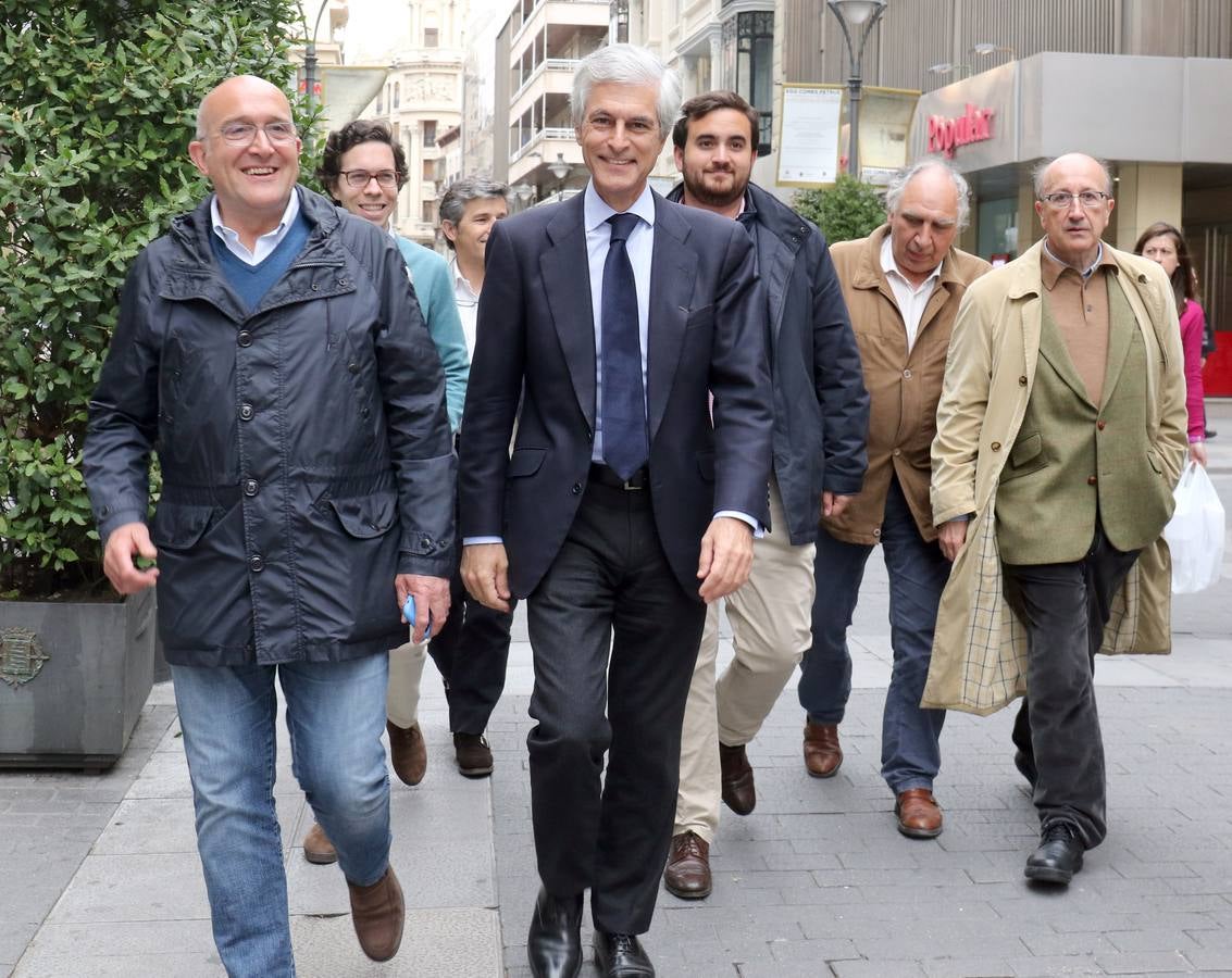 El 'número dos' del PP al Congreso por Madrid visitó hoy la caseta del Partido Popular de Valladolid en la céntrica calle Santiago