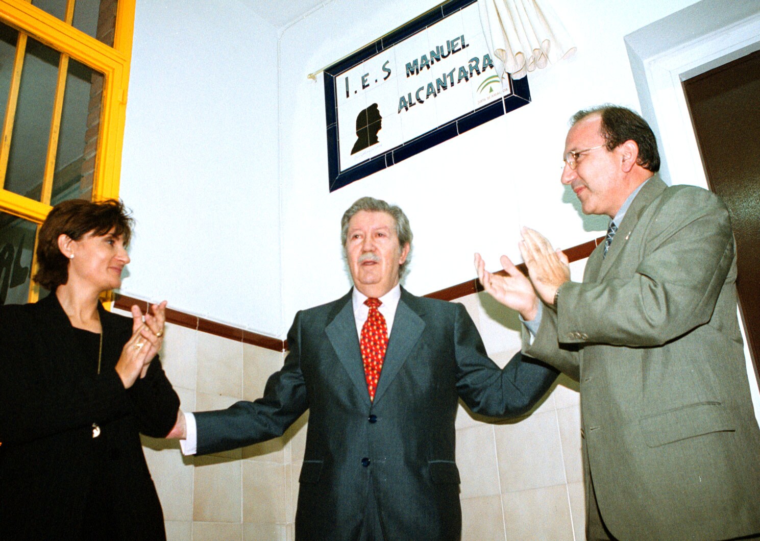 1999. Inauguración de la placa del instituto Manuel Alcántara en Málaga capital.
