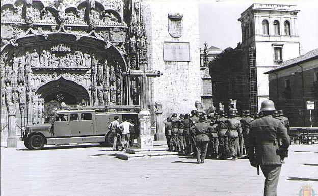 Bomberos y vecinos, a las puertas de San Pablo el 9 de septiembre de 1968, con el entorno acordonado. 