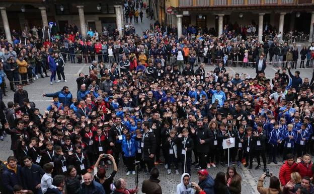 Imagen de la Plaza Mayor de Tordesillas con los vecinos recibiendo a los equipos participantes.
