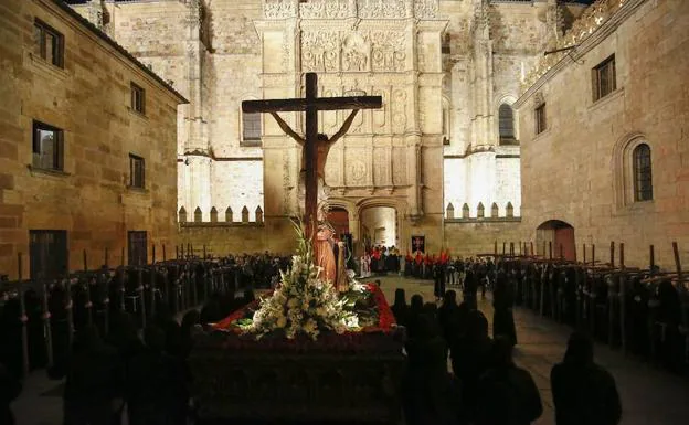 El paso del Santísimo Cristo de la Luz y Nuestra Señora de la Sabiduría preside la Promesa del Silencio en el Patio de Escuelas.