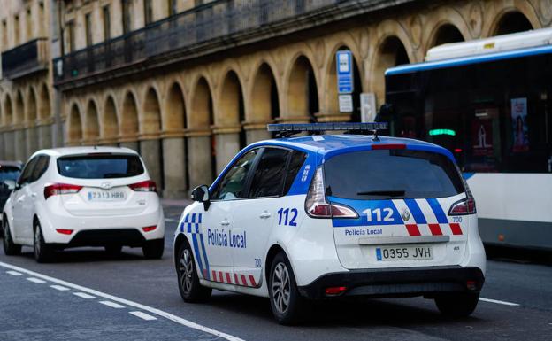 Un coche de la Policía Local de Salamanca, en el centro de la ciudad.