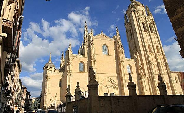Fachada de la Catedral de Segovia desde la calle Marqués del Arco. 
