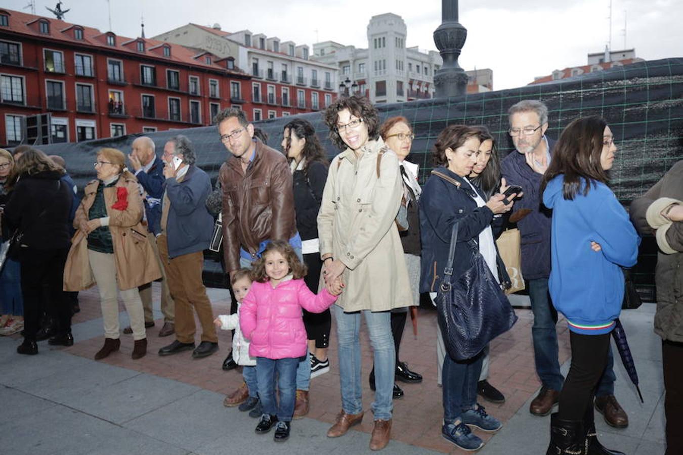 Público en el Vía Crucis procesional de Valladolid