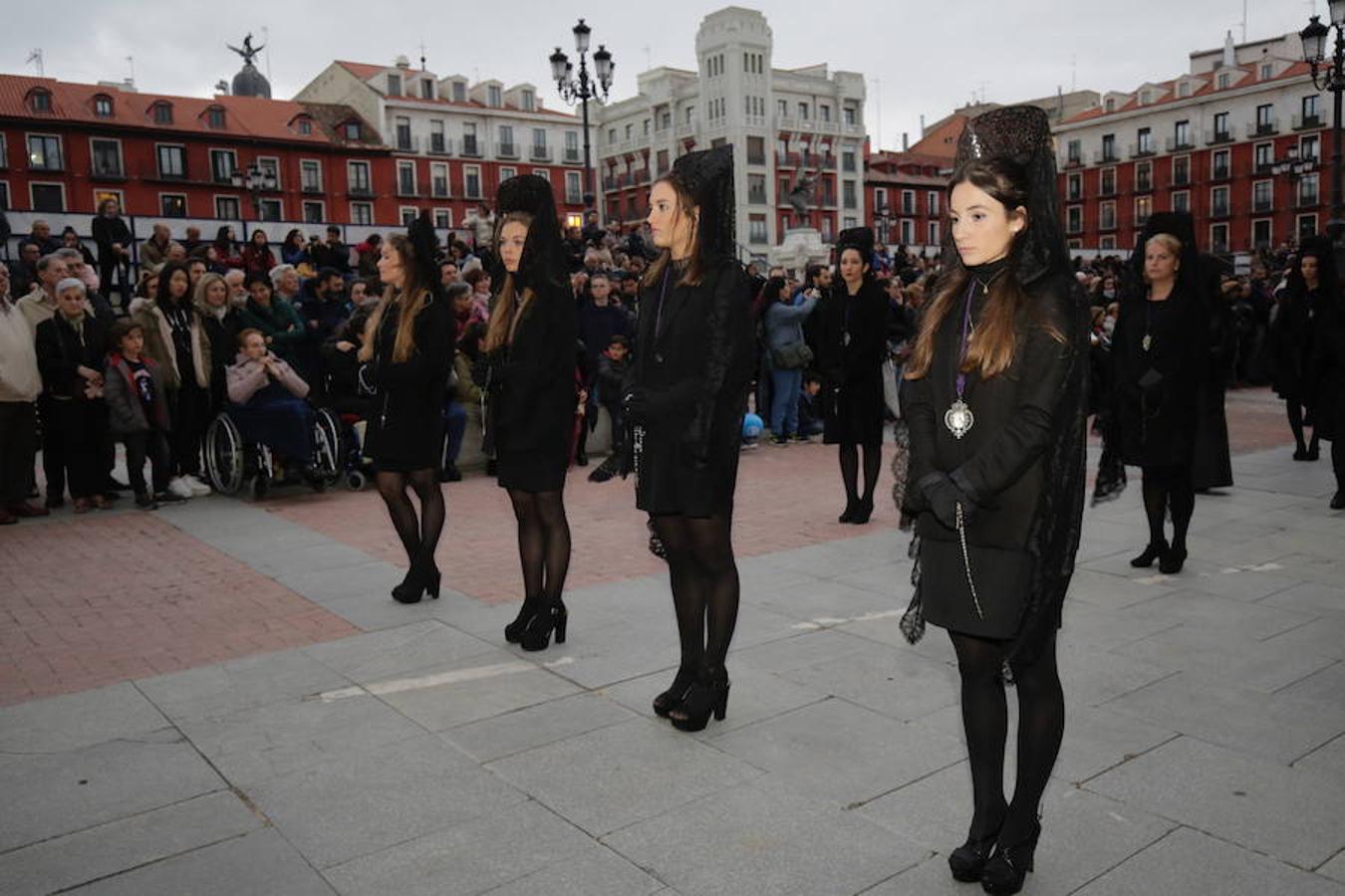 Público en el Vía Crucis procesional de Valladolid