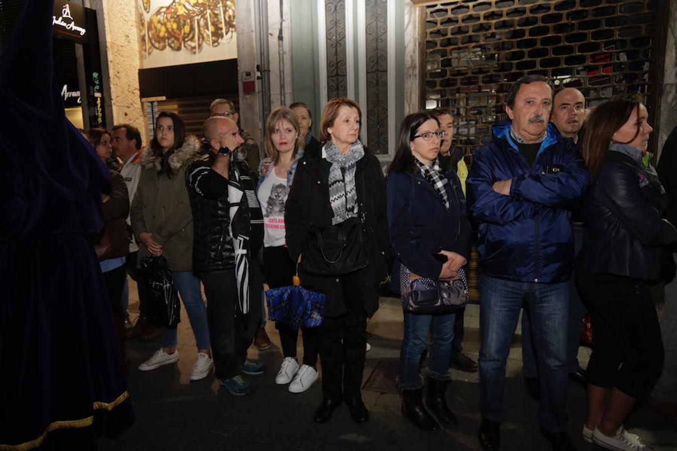 Público en el Vía Crucis procesional de Valladolid