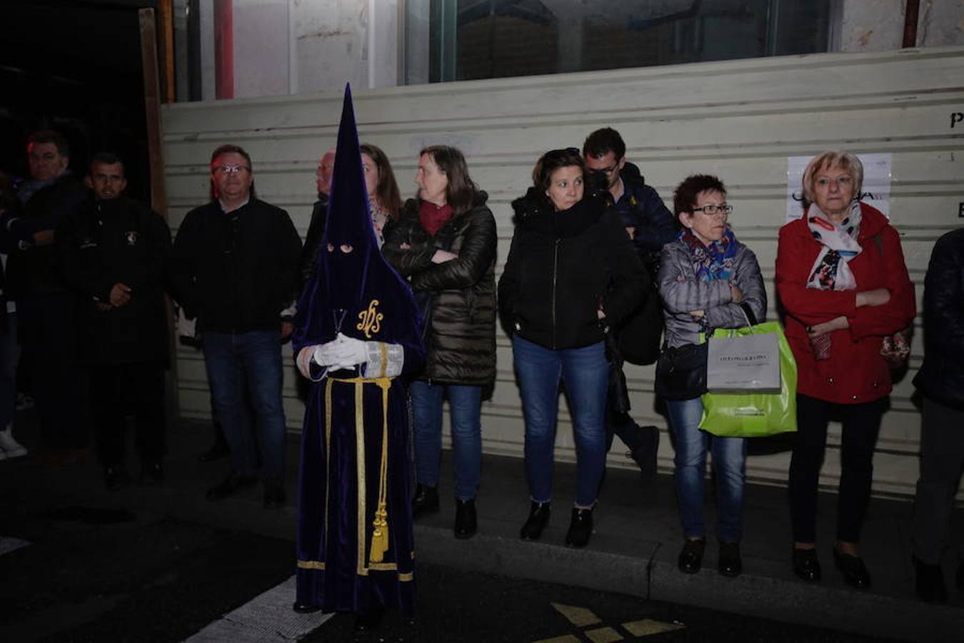 Público en el Vía Crucis procesional de Valladolid