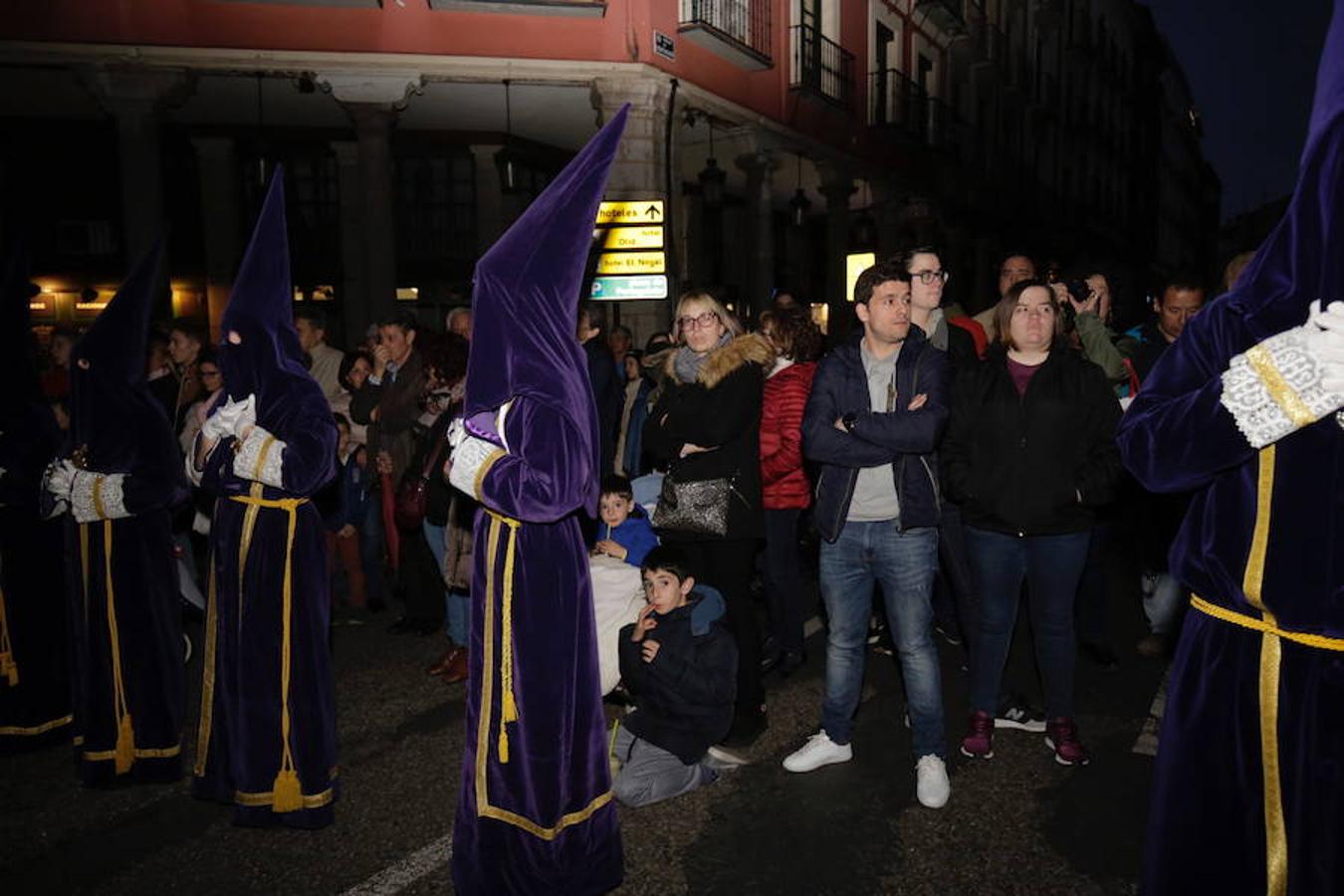 Público en el Vía Crucis procesional de Valladolid