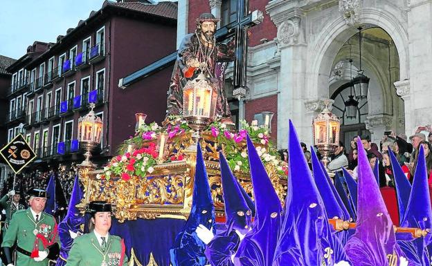 La procesión, en la Plaza Mayor, pasa por delante del Ayuntamiento. 