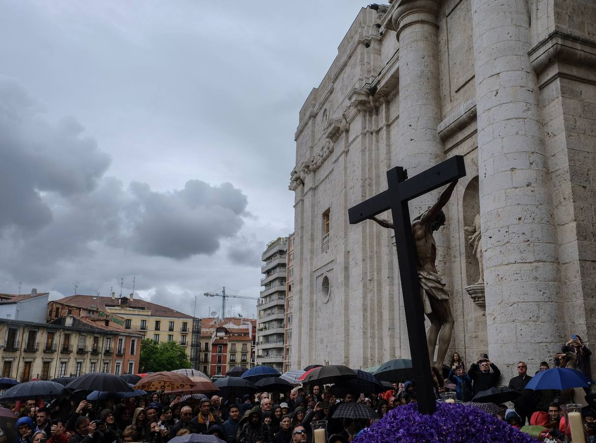 Los cofrades de la Hermandad Universitaria han acortado el recorrido, tratando de buscar la Catedral lo antes posible ante el riesgo de precipitaciones