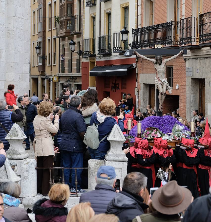 Los cofrades de la Hermandad Universitaria han acortado el recorrido, tratando de buscar la Catedral lo antes posible ante el riesgo de precipitaciones