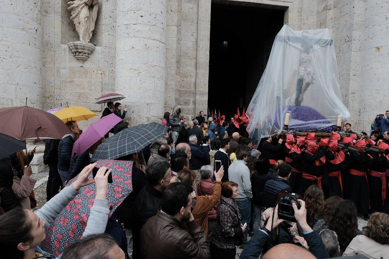 Los cofrades de la Hermandad Universitaria han acortado el recorrido, tratando de buscar la Catedral lo antes posible ante el riesgo de precipitaciones