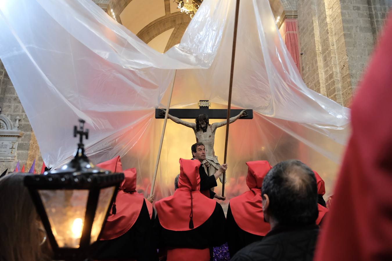 Los cofrades de la Hermandad Universitaria han acortado el recorrido, tratando de buscar la Catedral lo antes posible ante el riesgo de precipitaciones